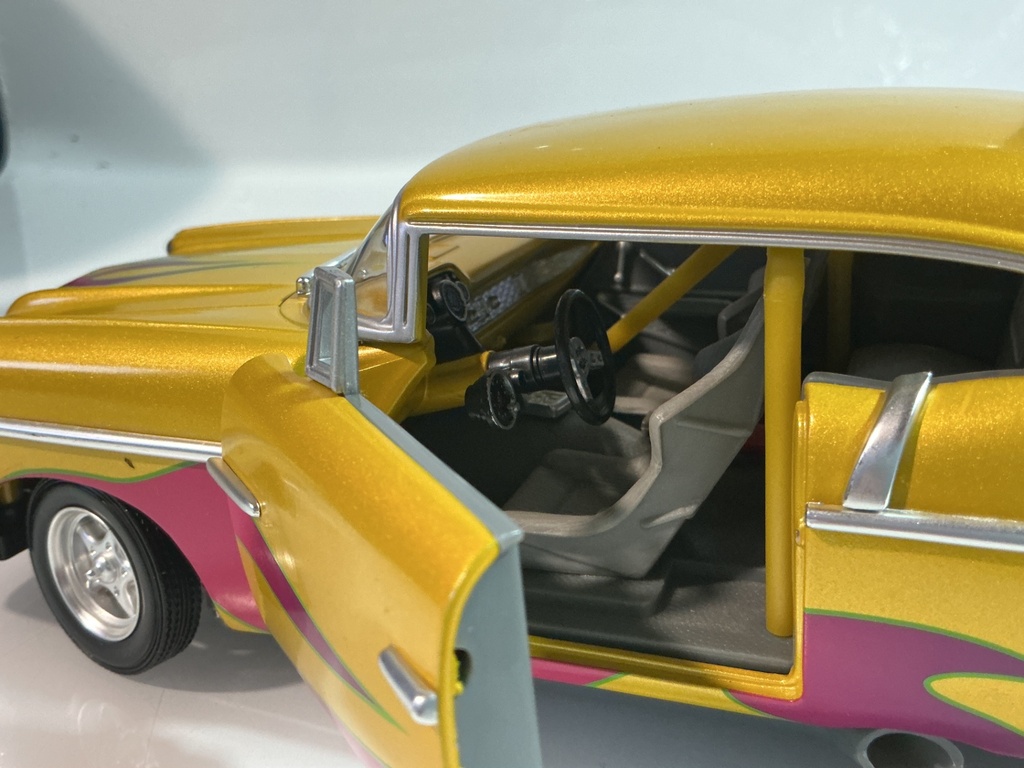 1/18 HOT WHEELS ‘57 CHEVY GOLD / FLAMES ON GREY - Photo 4
