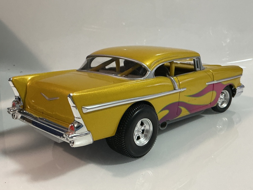1/18 HOT WHEELS ‘57 CHEVY GOLD / FLAMES ON GREY - Photo 6