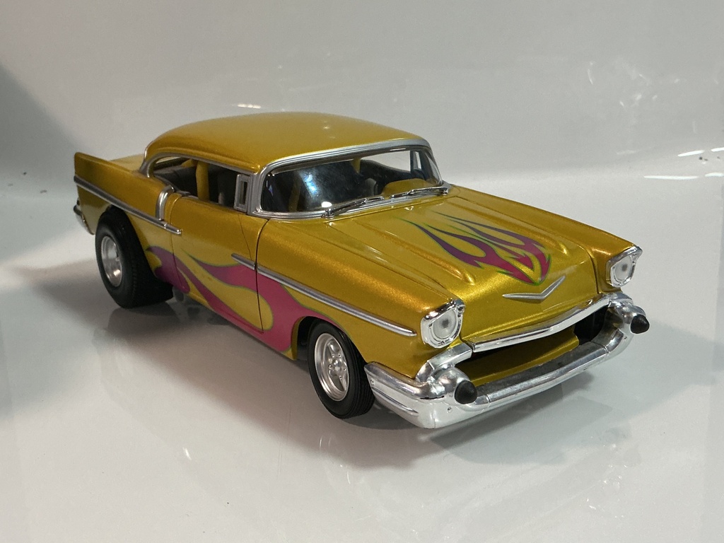 1/18 HOT WHEELS ‘57 CHEVY GOLD / FLAMES ON GREY - Photo 7