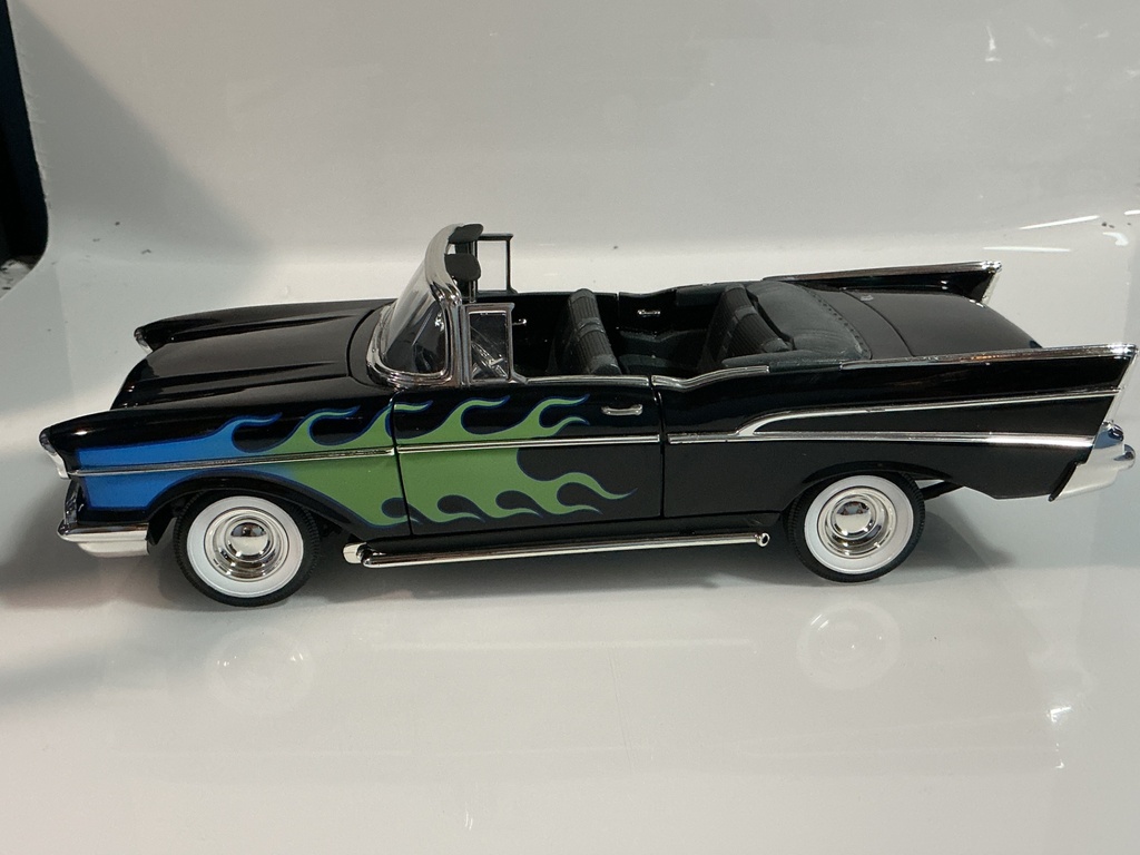 1/18 ERTL 1957 CHEVY BEL AIR BLACK ON BLACK - Photo 3