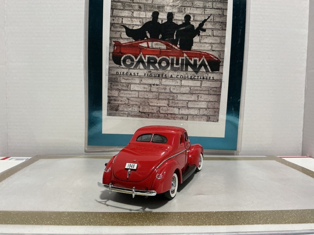 1/24: DANBURY MINT 1940 FORD DELUXE RED image