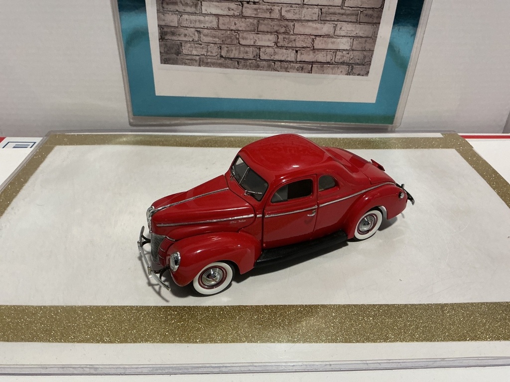 1/24: DANBURY MINT 1940 FORD DELUXE RED image