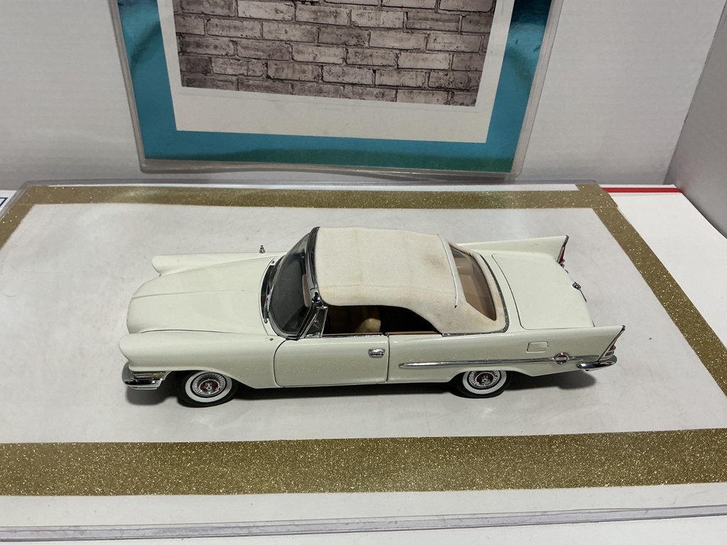 1/24: DANBURY MINT 1957 CHRYSLER 300C *NO MIRROR, ROOF HAS SPOTTING* image