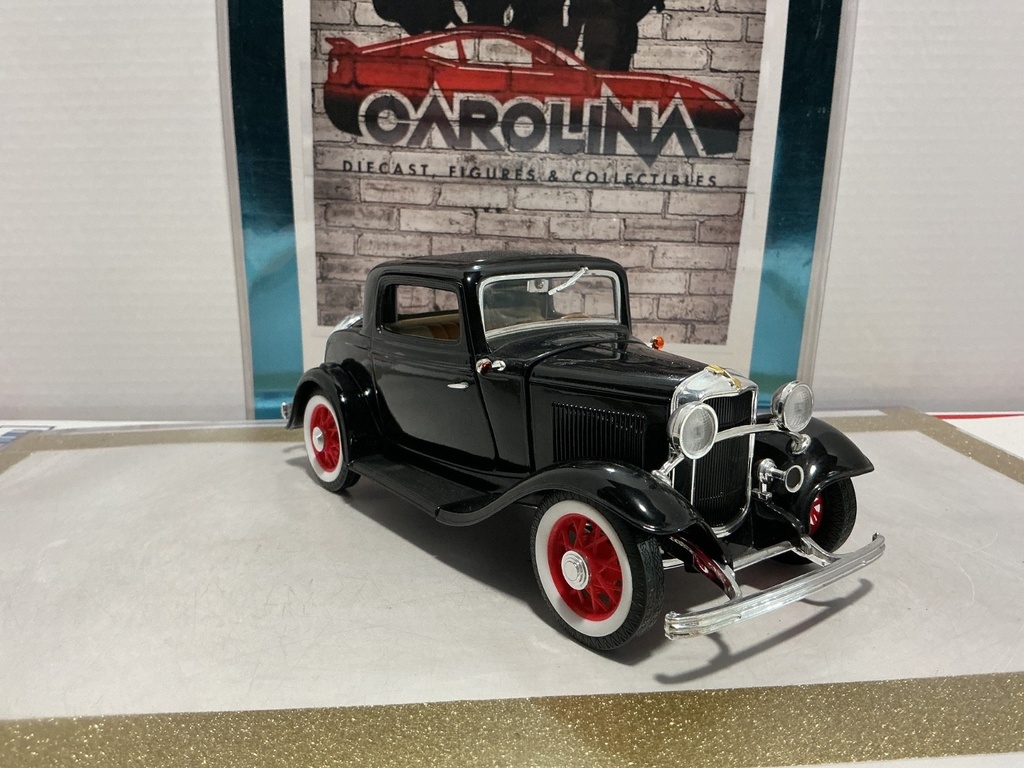 1/18: ROAD SIGNATURE 1932 FORD 3 WINDOW COUPE image
