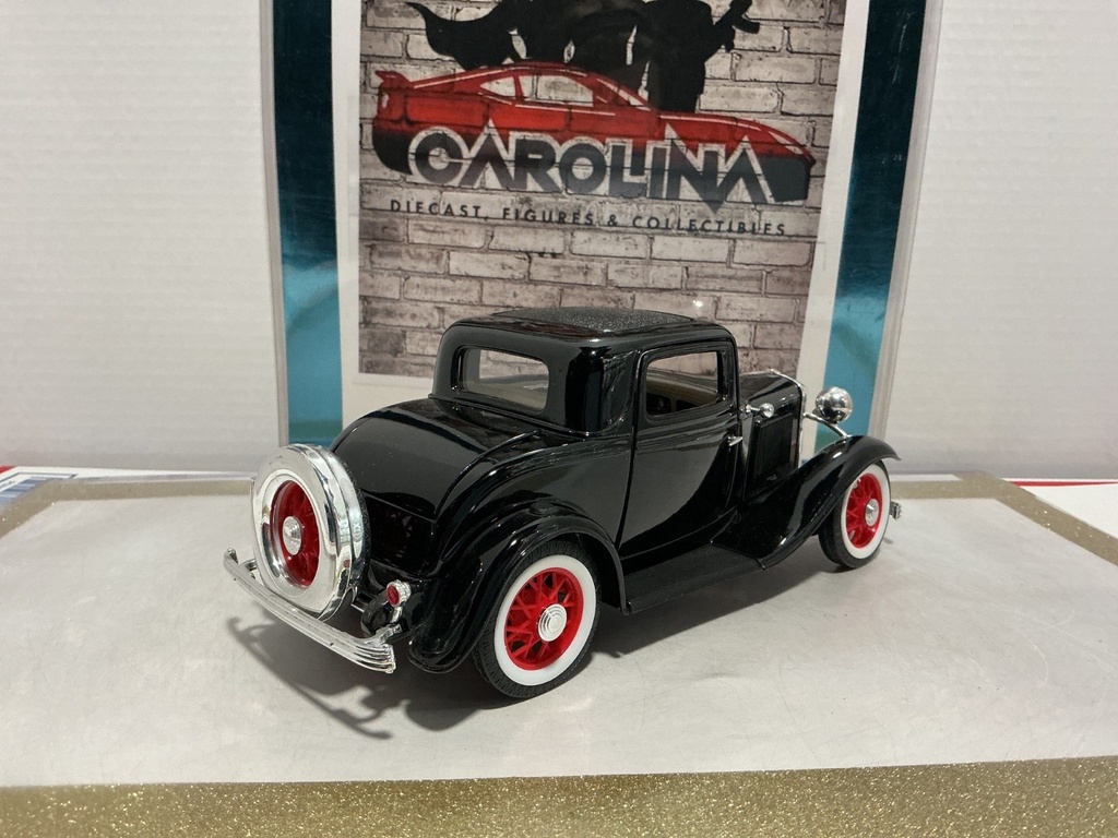 1/18: ROAD SIGNATURE 1932 FORD 3 WINDOW COUPE image