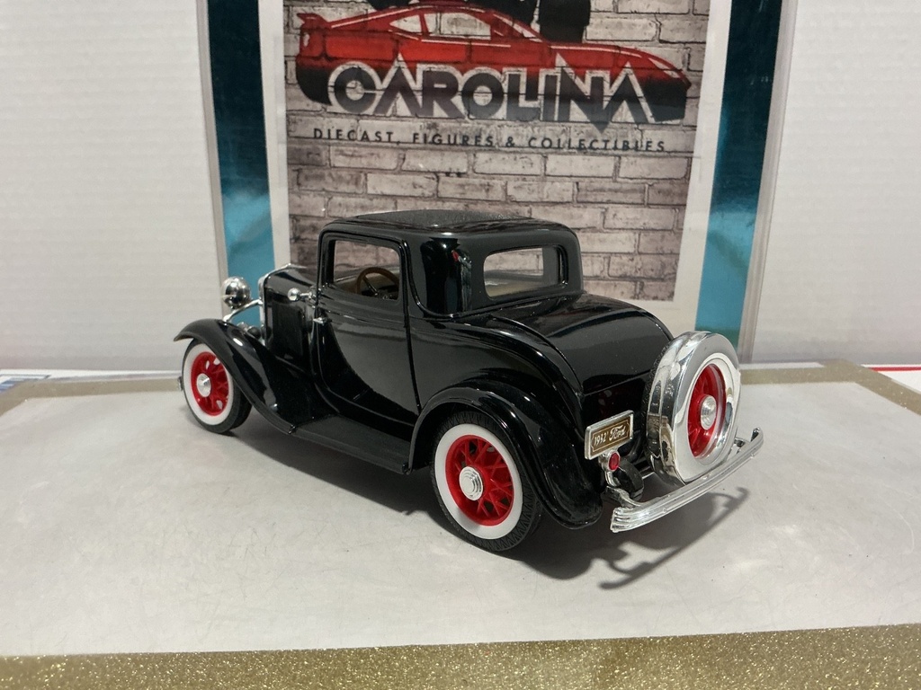1/18: ROAD SIGNATURE 1932 FORD 3 WINDOW COUPE image