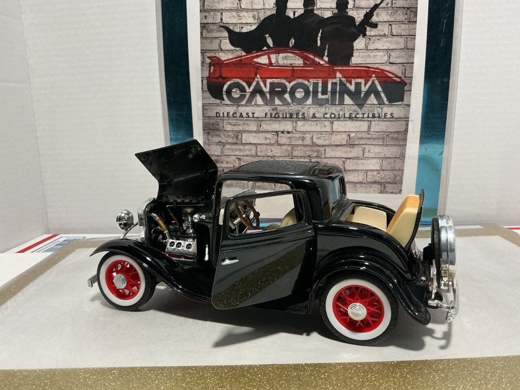 1/18: ROAD SIGNATURE 1932 FORD 3 WINDOW COUPE image