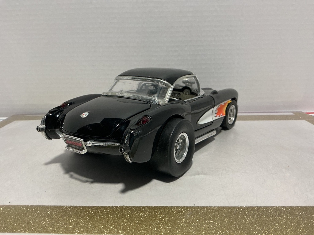 1/18: ROAD SIGNATURE 1957 CHEVROLET CORVETTE GASSER BLCK ON WHITE image