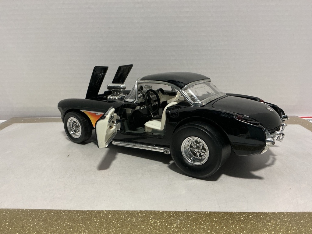 1/18: ROAD SIGNATURE 1957 CHEVROLET CORVETTE GASSER BLCK ON WHITE image