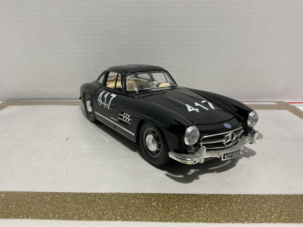 1/18 BURAGO MERCEDES BENNZ 300 SL BLACK ON CREAM image