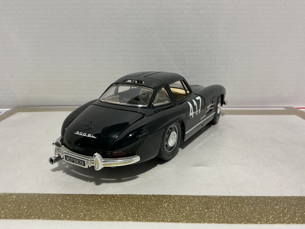 1/18 BURAGO MERCEDES BENNZ 300 SL BLACK ON CREAM image
