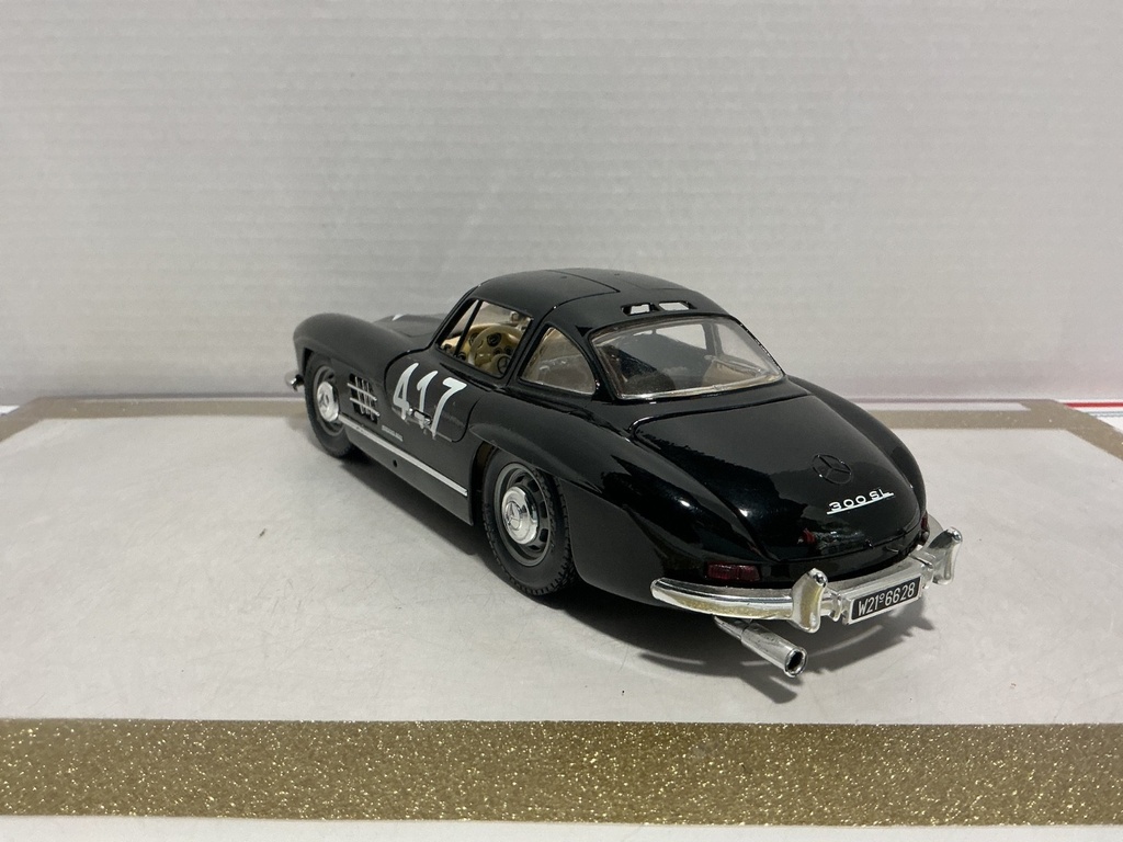 1/18 BURAGO MERCEDES BENNZ 300 SL BLACK ON CREAM image