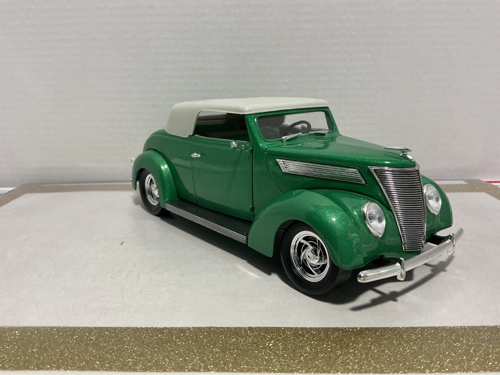 1/18 ROAD LEGENDS 1937 FORD CONVERTIBLE GREEN ON GREY image