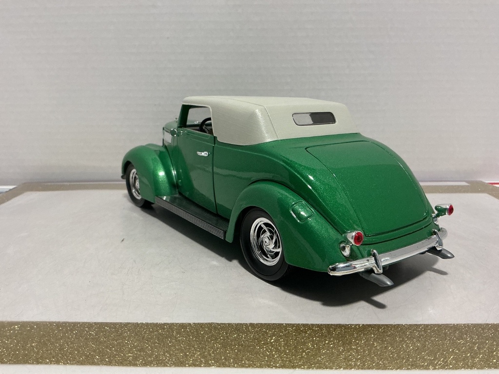 1/18 ROAD LEGENDS 1937 FORD CONVERTIBLE GREEN ON GREY image