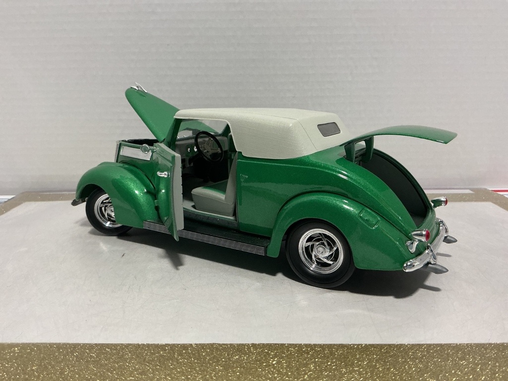 1/18 ROAD LEGENDS 1937 FORD CONVERTIBLE GREEN ON GREY image