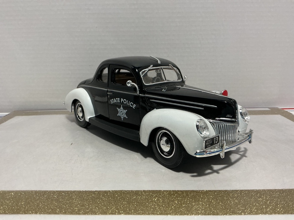 1/18 MAISTO 1939 FORD DELUXE TATE POLICE WHITE/BLACK ON TAN image