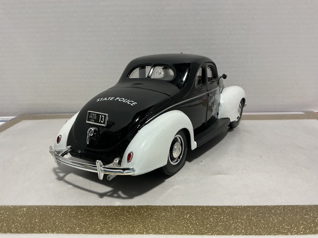 1/18 MAISTO 1939 FORD DELUXE TATE POLICE WHITE/BLACK ON TAN image