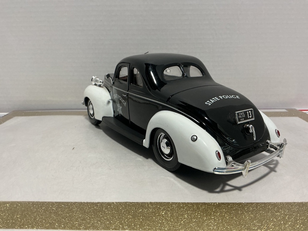 1/18 MAISTO 1939 FORD DELUXE TATE POLICE WHITE/BLACK ON TAN image