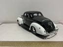1/18 MAISTO 1939 FORD DELUXE TATE POLICE WHITE/BLACK ON TAN image