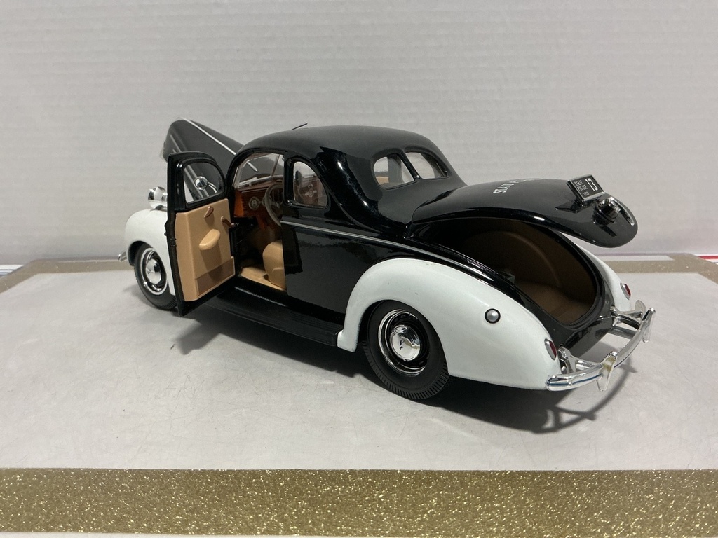 1/18 MAISTO 1939 FORD DELUXE TATE POLICE WHITE/BLACK ON TAN image