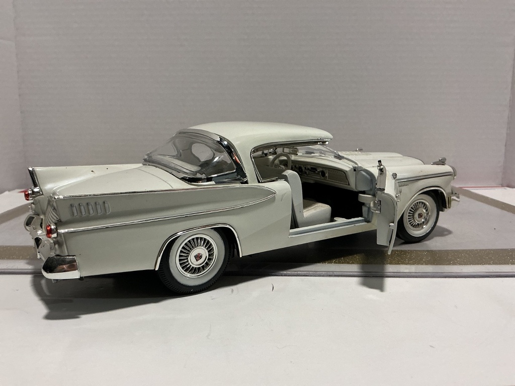 1/18 ANSON 1957 STUDEBAKER GOLD HAWK WHITE ON WHITE *JUNKYARD image