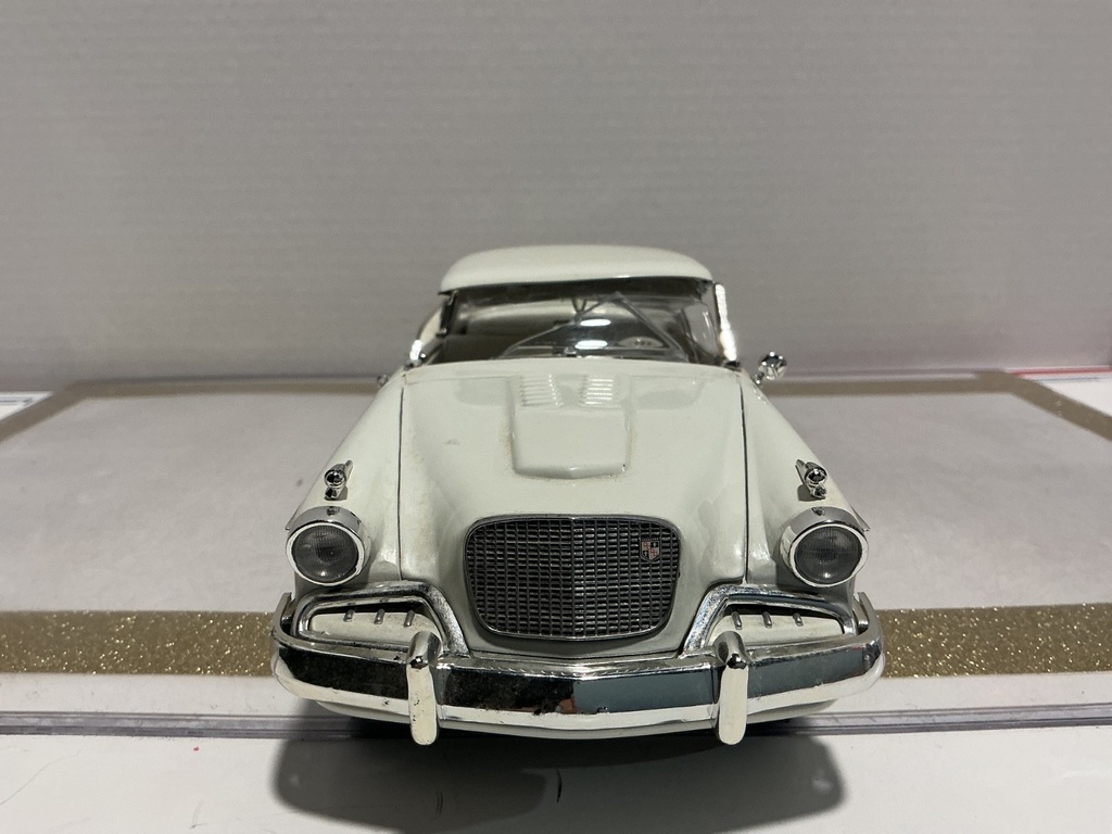 1/18 ANSON 1957 STUDEBAKER GOLD HAWK WHITE ON WHITE *JUNKYARD image