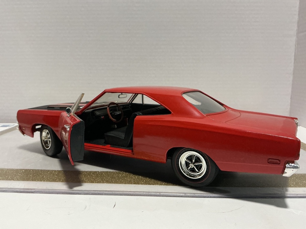 1/18 ERTL 1969 PLYMOUTH ROAD RUNNER RED ON BLACK *HANDLE BROKE image