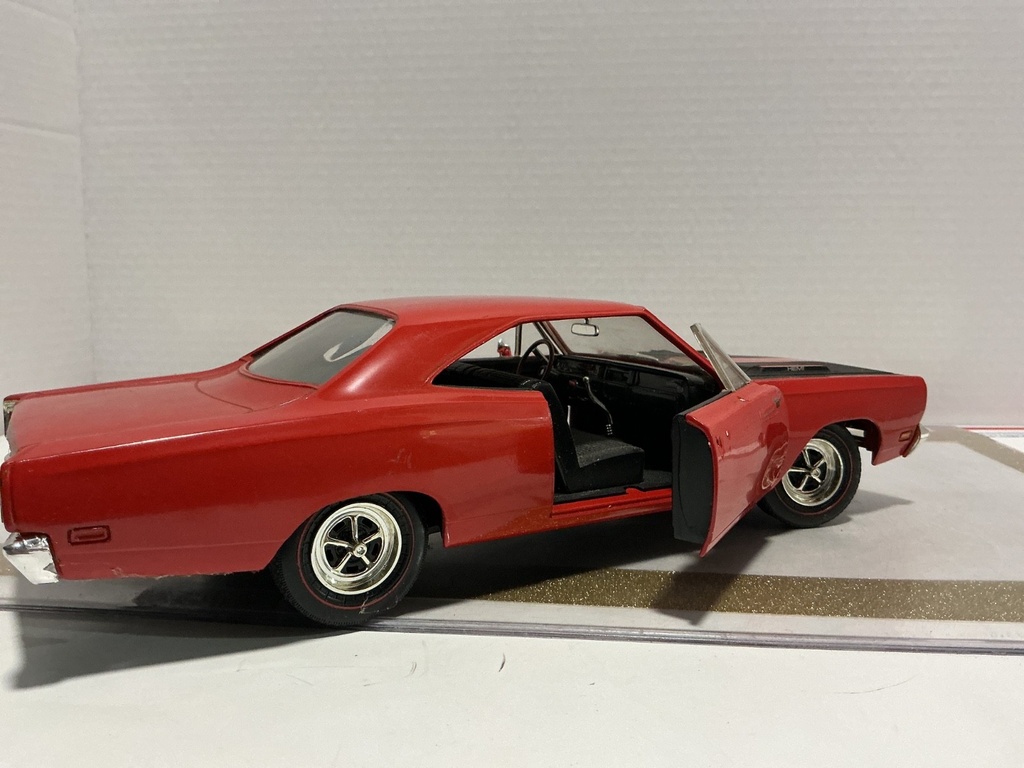 1/18 ERTL 1969 PLYMOUTH ROAD RUNNER RED ON BLACK *HANDLE BROKE image