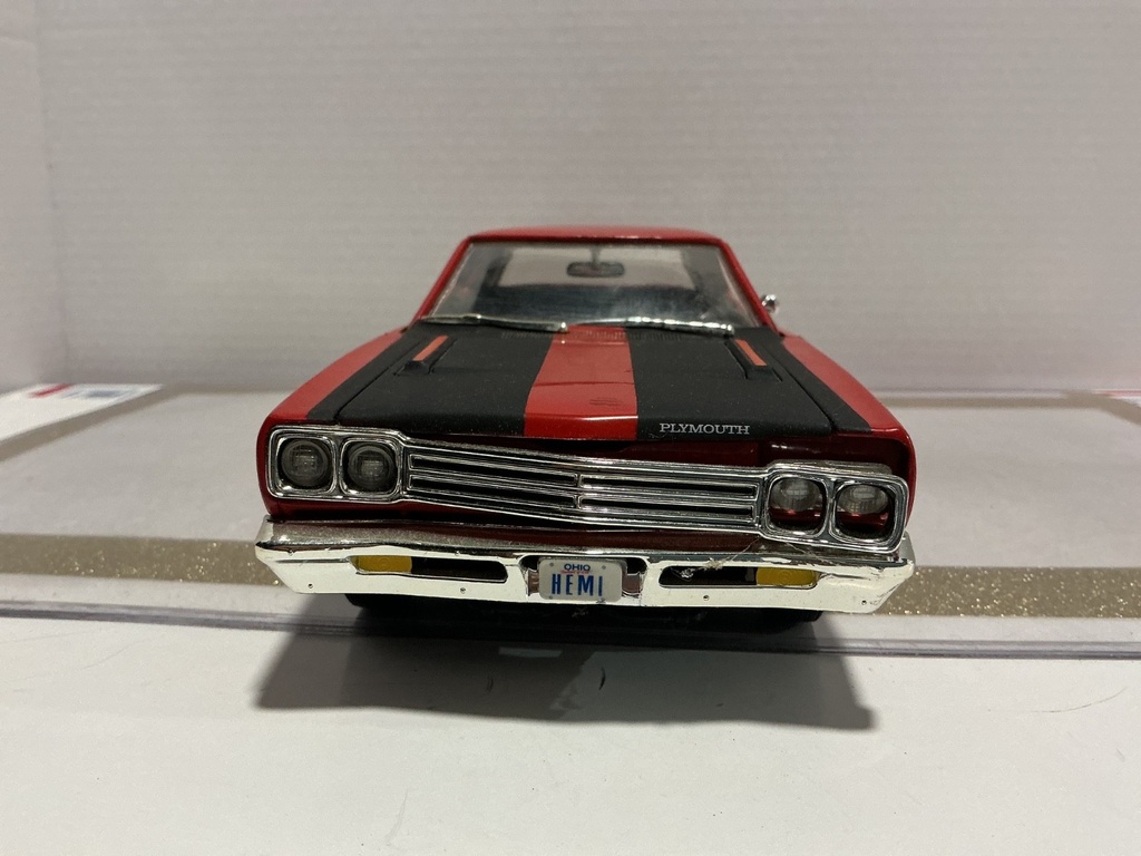1/18 ERTL 1969 PLYMOUTH ROAD RUNNER RED ON BLACK *HANDLE BROKE image