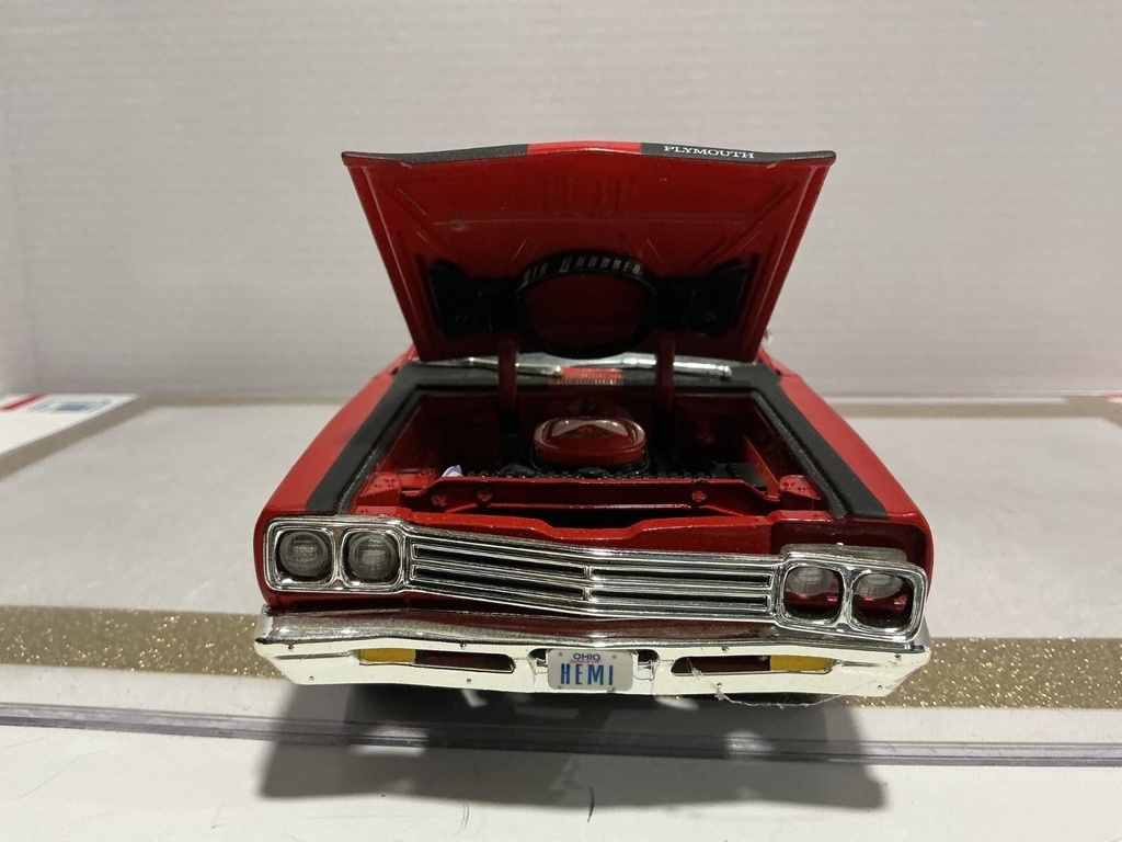 1/18 ERTL 1969 PLYMOUTH ROAD RUNNER RED ON BLACK *HANDLE BROKE image