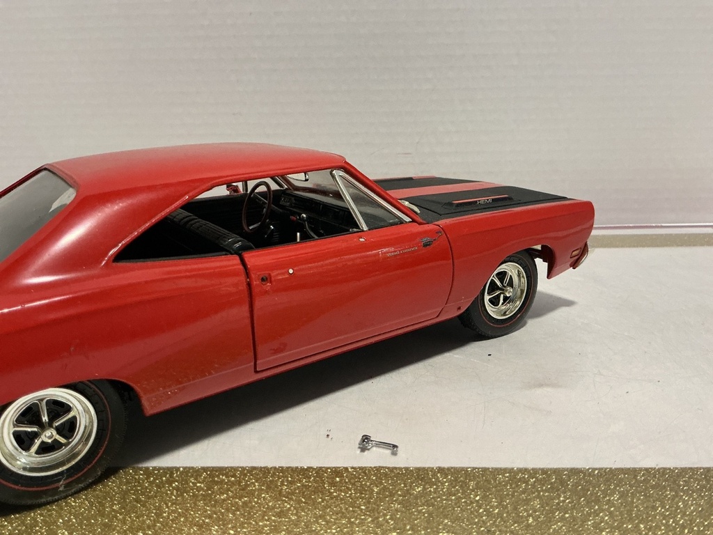 1/18 ERTL 1969 PLYMOUTH ROAD RUNNER RED ON BLACK *HANDLE BROKE image
