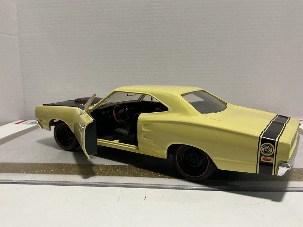 1/18 ERTL 1969 DODGE SUPER BEE YELLOW ON BLACK *NO WIPER image