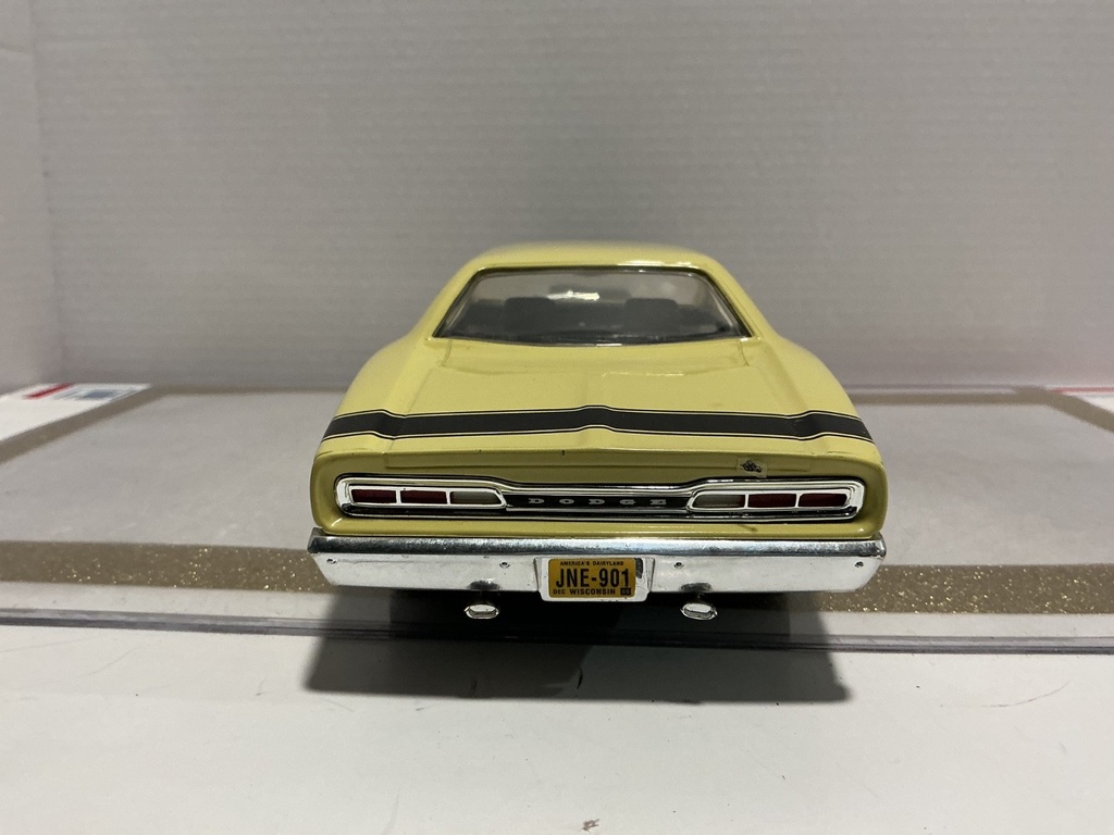 1/18 ERTL 1969 DODGE SUPER BEE YELLOW ON BLACK *NO WIPER image