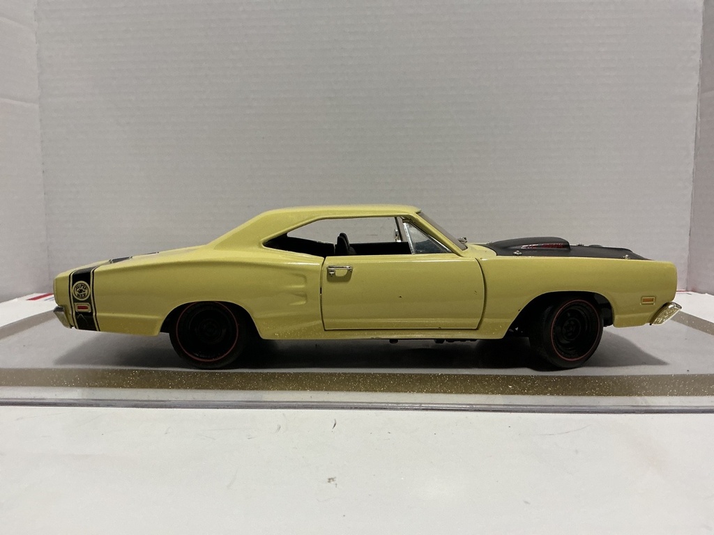 1/18 ERTL 1969 DODGE SUPER BEE YELLOW ON BLACK *NO WIPER image