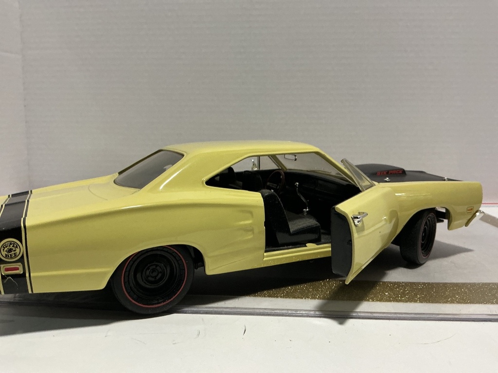 1/18 ERTL 1969 DODGE SUPER BEE YELLOW ON BLACK *NO WIPER image