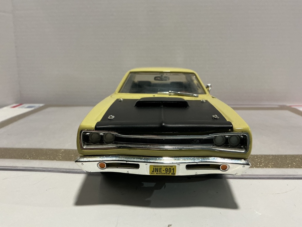 1/18 ERTL 1969 DODGE SUPER BEE YELLOW ON BLACK *NO WIPER image