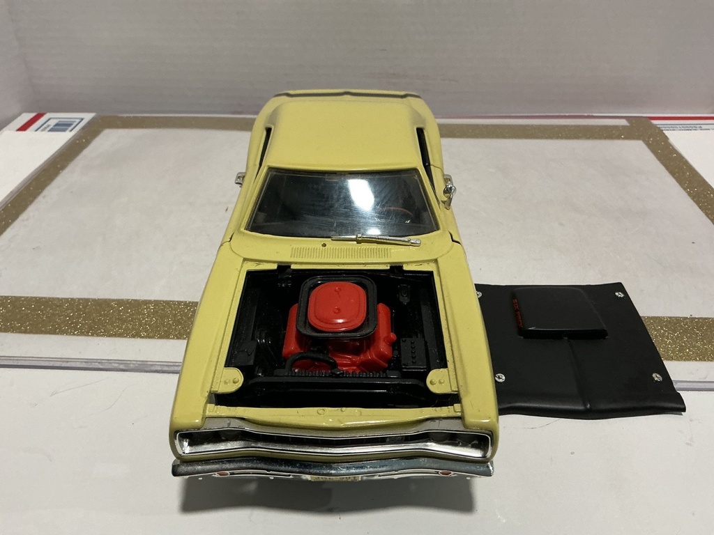 1/18 ERTL 1969 DODGE SUPER BEE YELLOW ON BLACK *NO WIPER image