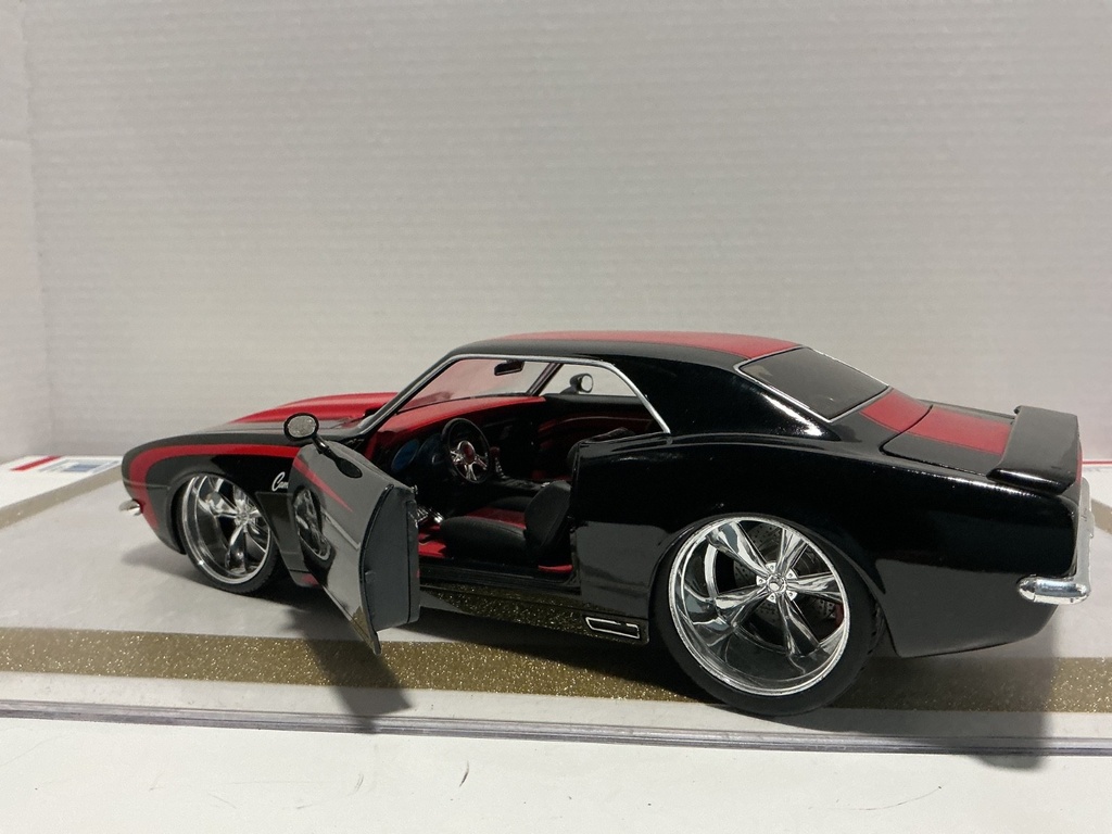 1/18 JADA 1968 CHEVY CAMERO BLACK ON RED image
