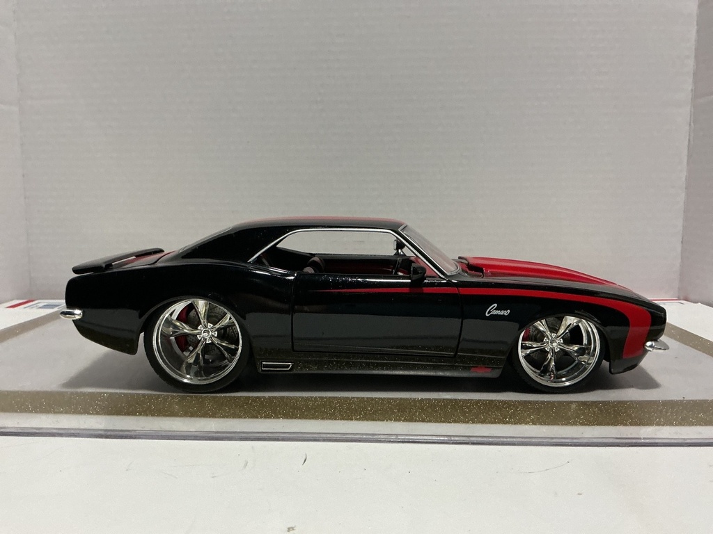 1/18 JADA 1968 CHEVY CAMERO BLACK ON RED image