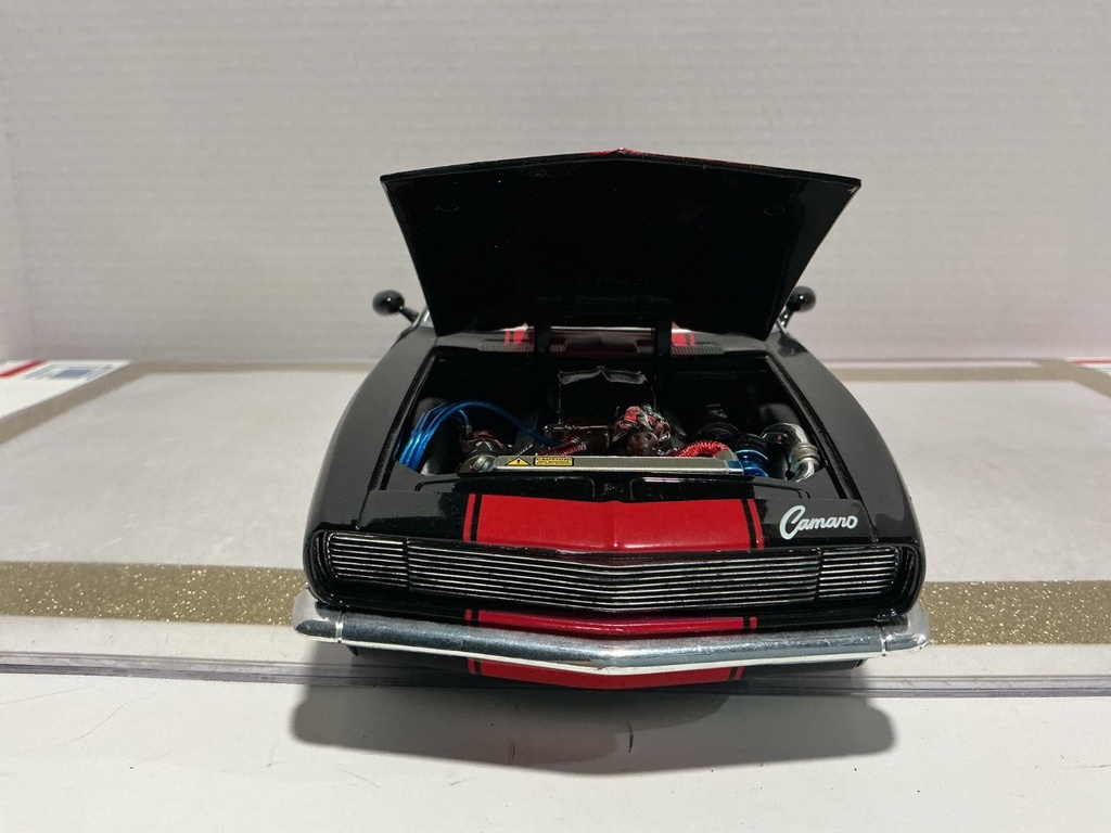 1/18 JADA 1968 CHEVY CAMERO BLACK ON RED image