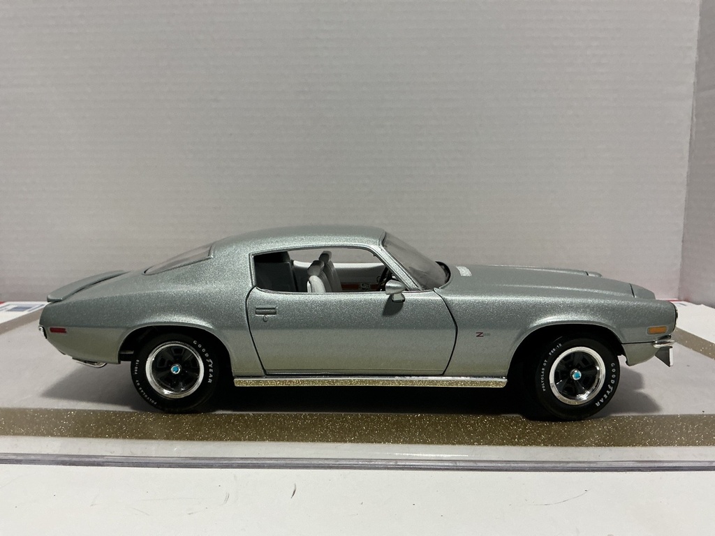 1/18 ERTL 1970 CHEVROLET CAMERO ‘FAST TIMES’ SILVER ON WHITE image