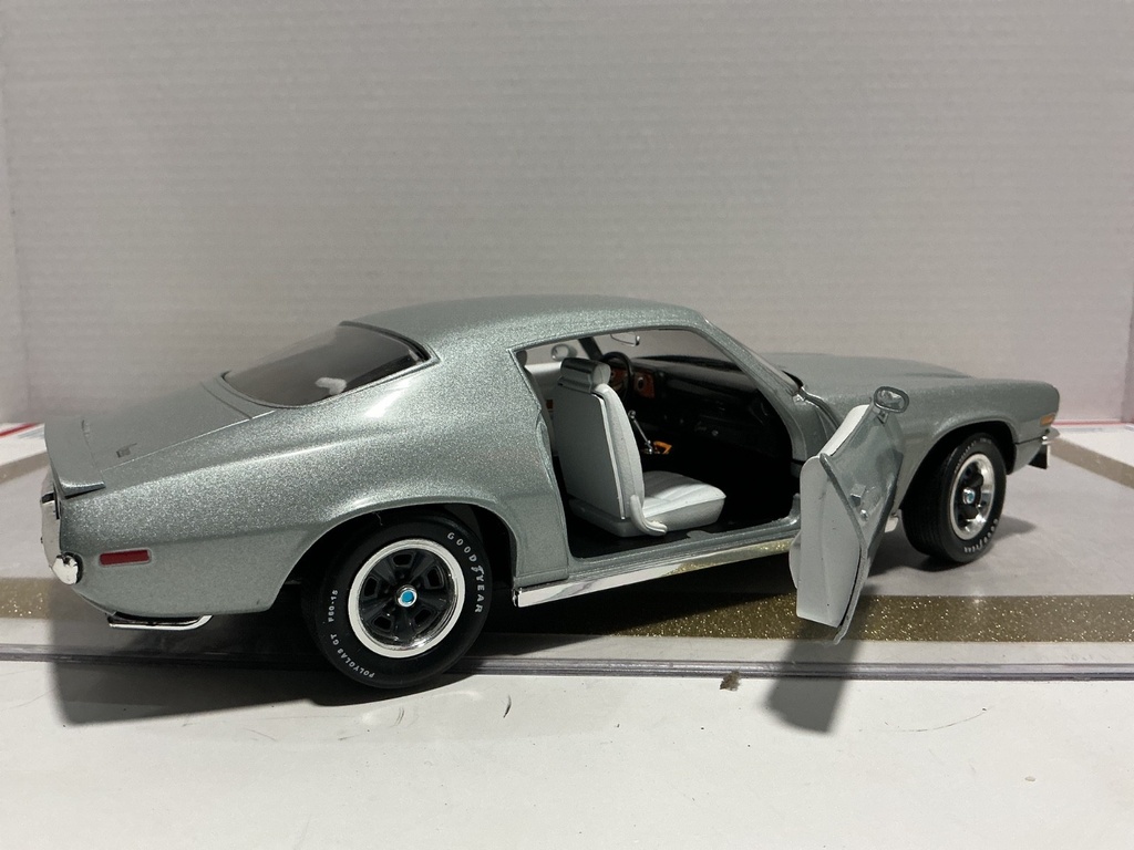 1/18 ERTL 1970 CHEVROLET CAMERO ‘FAST TIMES’ SILVER ON WHITE image