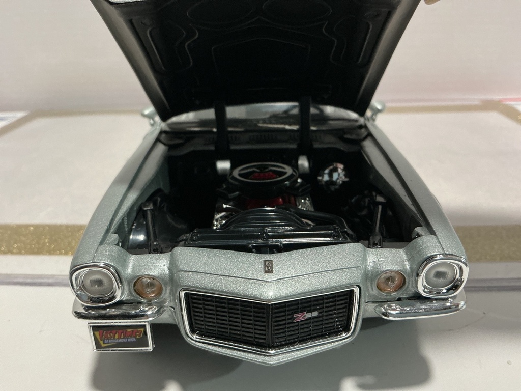 1/18 ERTL 1970 CHEVROLET CAMERO ‘FAST TIMES’ SILVER ON WHITE image