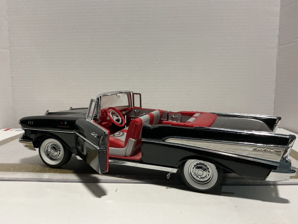 1/18 ERTL 1957 CHEVROLET BEL AIR BLACK ON RED/GREY image