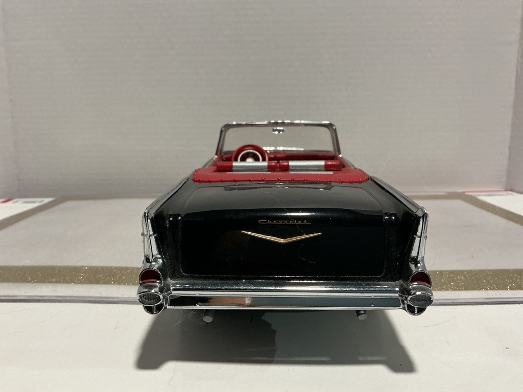 1/18 ERTL 1957 CHEVROLET BEL AIR BLACK ON RED/GREY image