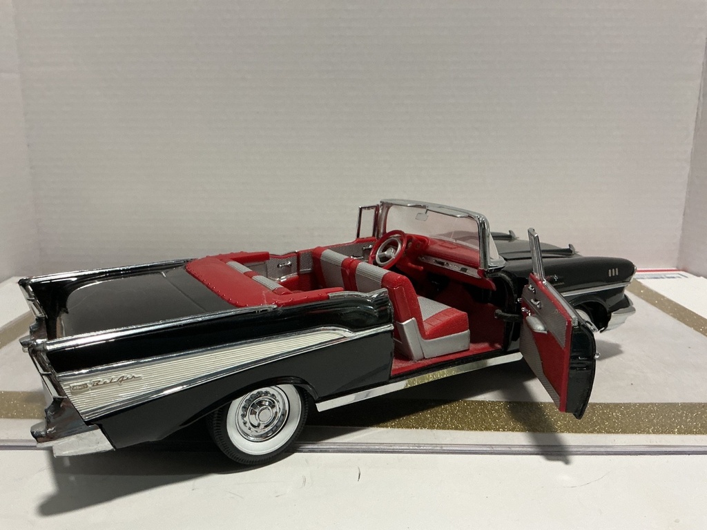 1/18 ERTL 1957 CHEVROLET BEL AIR BLACK ON RED/GREY image