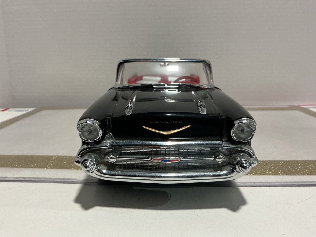 1/18 ERTL 1957 CHEVROLET BEL AIR BLACK ON RED/GREY image
