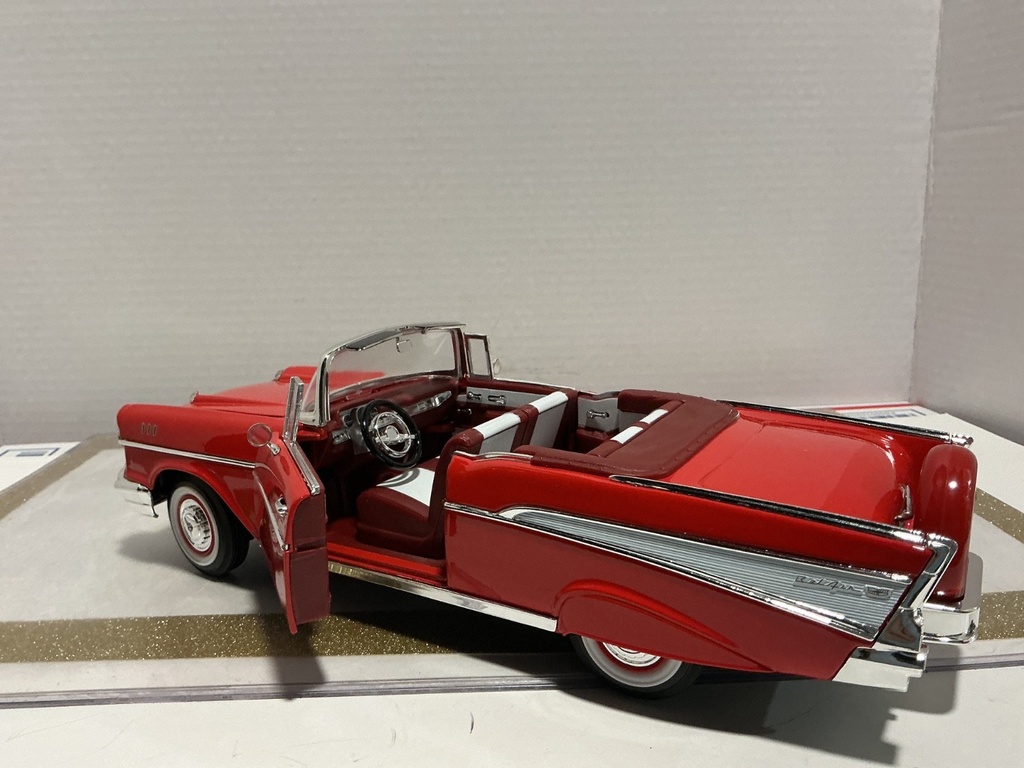 1/18 ROAD SIGNATURE 1957 CHEVROLET BEL AIR RED ON RED/WHITE image