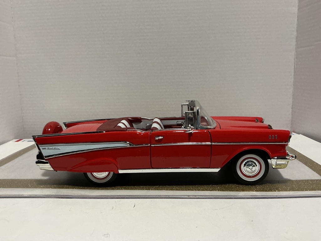 1/18 ROAD SIGNATURE 1957 CHEVROLET BEL AIR RED ON RED/WHITE image