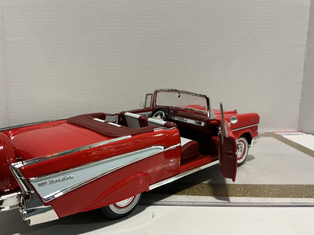 1/18 ROAD SIGNATURE 1957 CHEVROLET BEL AIR RED ON RED/WHITE image